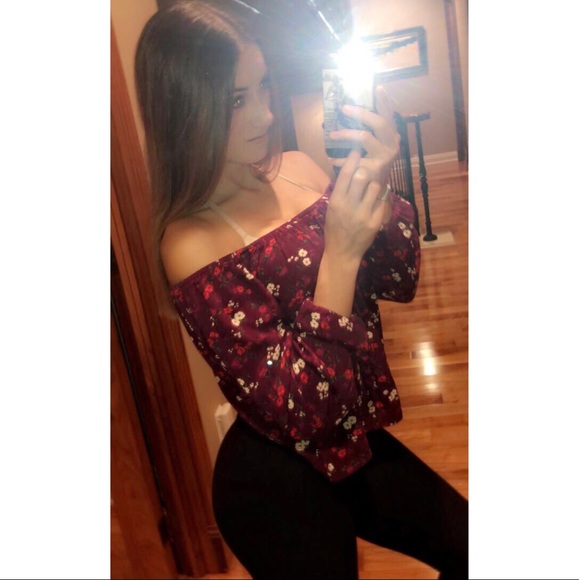 Cute off the shoulder Hollister top🤩 - Picture 1 of 5